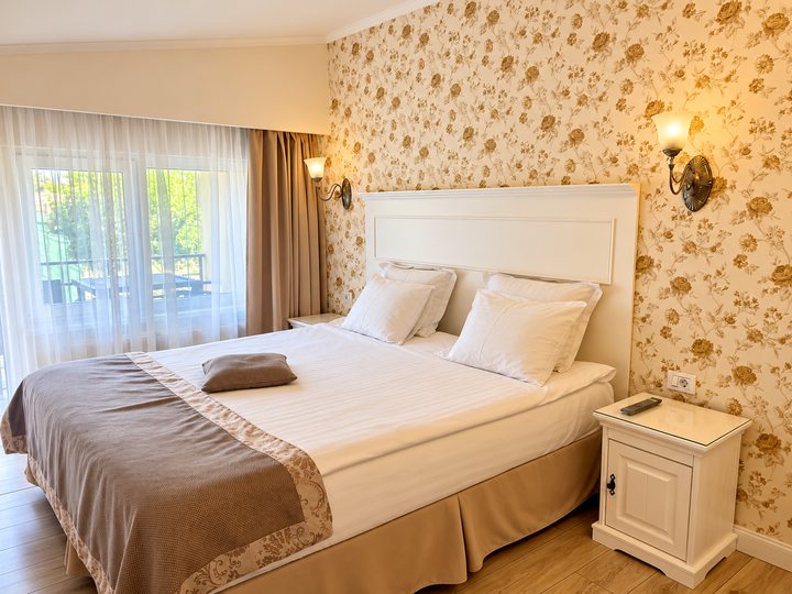 Cameră dublă standard cu tapet floral și fereastră mare