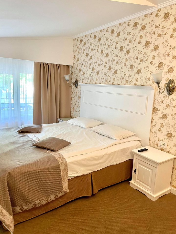Cameră dublă standard cu tapet floral