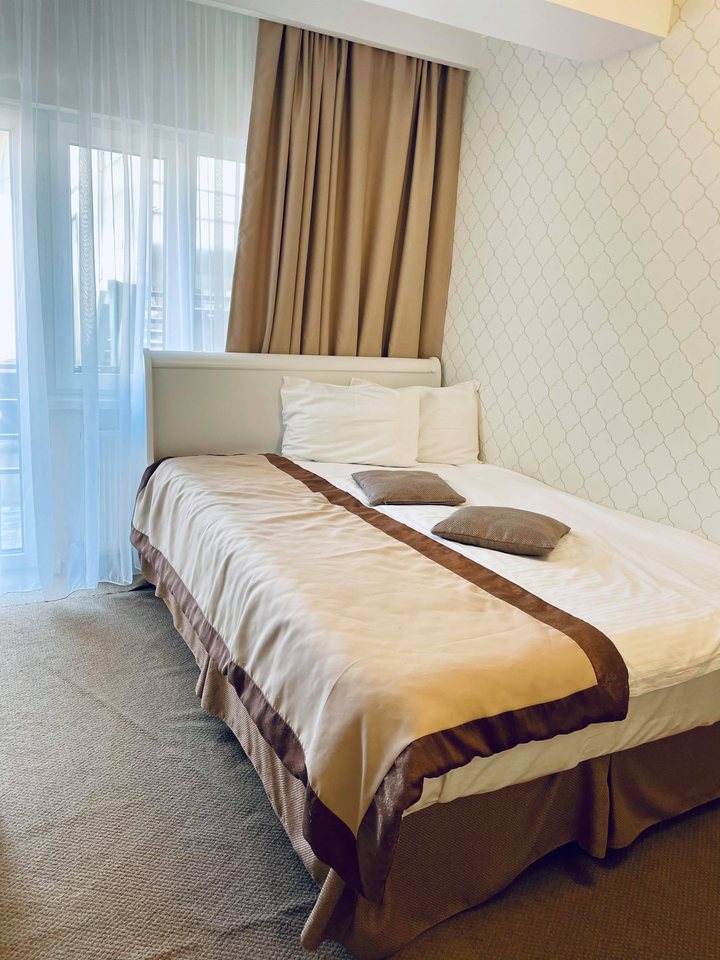 Cameră dublă standard cu fereastră spre balcon