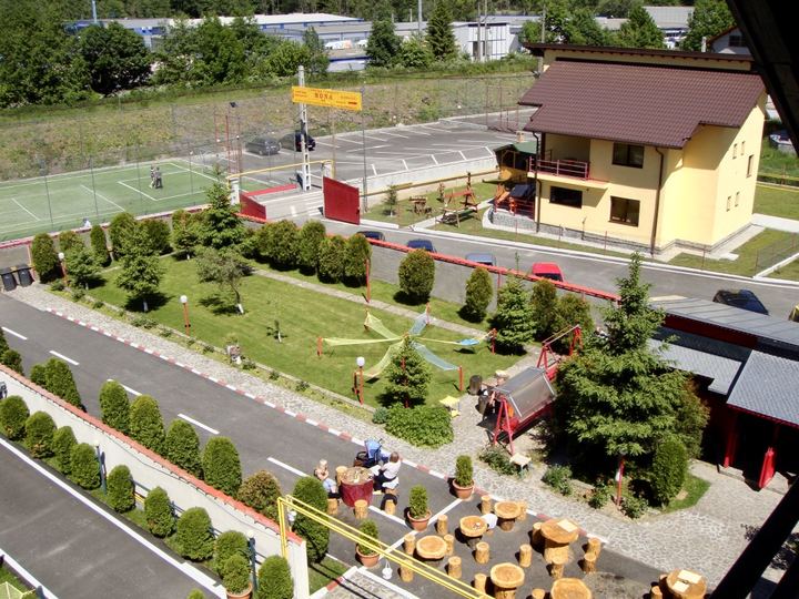 Curtea complexului văzută de sus