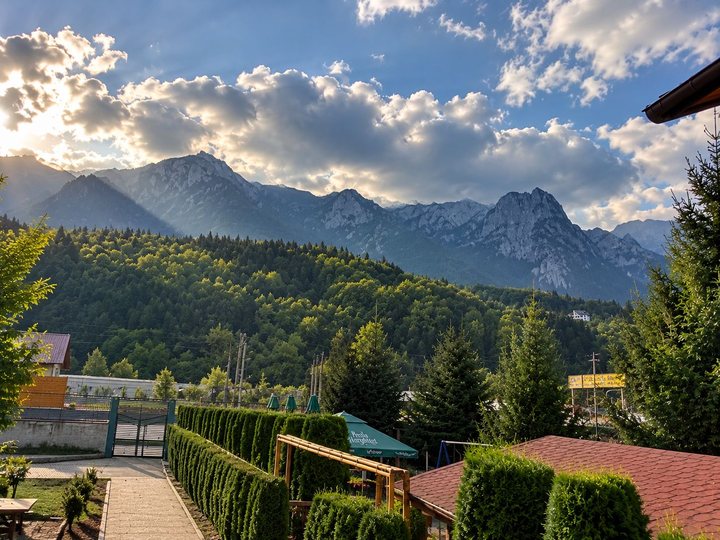 Priveliștea spre munte din complex