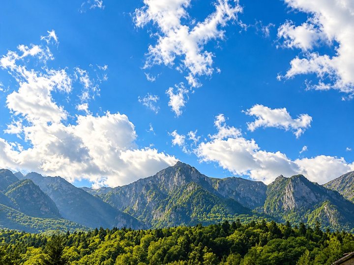 Munții Bucegi într-o zi senină de vară