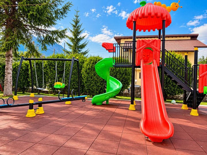 Locul de joacă pentru copii – tobogane și leagăne